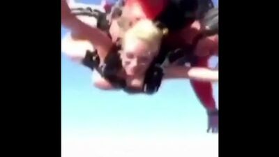 Девушка голая прыгнула с парашютом