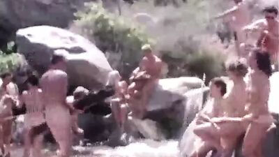 Поездка семей нудистов в горы (винтаж 1960-х)