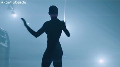 Обнажённая Кейти Лотц (Caity Lotz) в фильме "Машина" (The Machine, 2013, Карадог В. Джеймс)