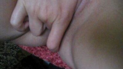 Молодая мастурбирует. ласкает киску. мокрая возбужденная пися