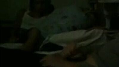 Парень дрочит перед девушками,они наблюдают и снимают это на видео