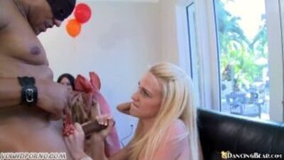 Несколько много куча женщин девушек телок сучек сосут у мужика стриптизера член vk.com/sex365 Ключи для платных порносайтов !!!