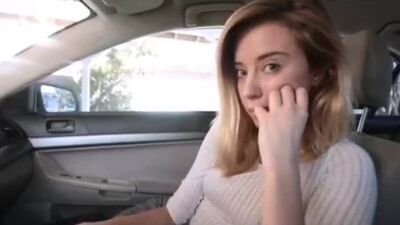 Отсосала в машине своему попутчику, после чего позвала его к себе