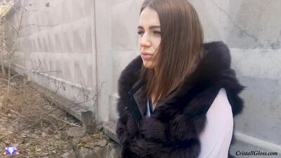 Милфа сосет незнакомцу прилюдно