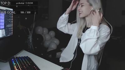 GTFOBAE ПОКАЗЫВАЕТ ПОПУ НА СТРИМЕ | СЛИВ [ сливы знаменистостей, голая, попа, грудь, сиськи, попка, гтфобае, спалила, стримерша,