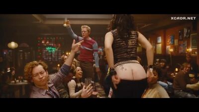 Идина Мензел показывает попку Богема (2005).