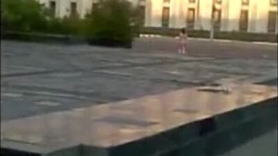 Голая баба на центральной пощади Мончегорска