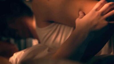 Sydney Sweeney - сцена сексуальной дефлорации со стороны рыжей