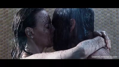 Anna Kendrick и Rosemarie Devertt - рытье для огня