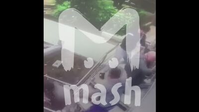 Бандиты с топорами грабят мужчину у банка в Москве