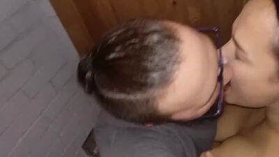 Попользовался ротиком и пиздой зрелой брюнетки в общественном туалете порно вк