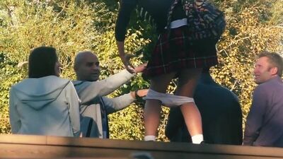 Девушка публично снимает грязные трусики (юмор прикол пранк пошлое секси видео шутка розыгрыш Sexy Video Explicit fun prank)