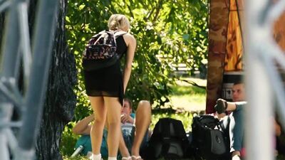 Девушка пердит с подливой (юмор прикол пранк пошлое секси видео шутка розыгрыш Sexy Video Explicit humor fun prank)