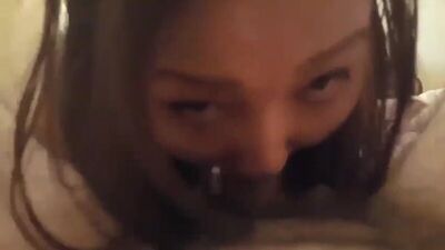 Накуренная казашка долбится членом об миндалины в горле (порно минет deepthroat )