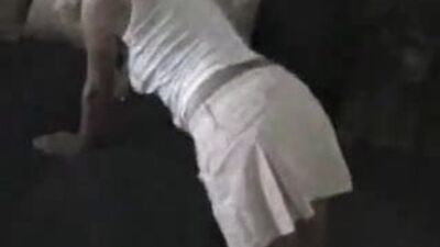 Великолепная милфа в белой юбке наклоняется и скачет на члене