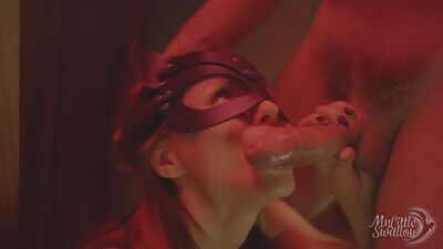 Очень филигранно орудует с инструментом парня