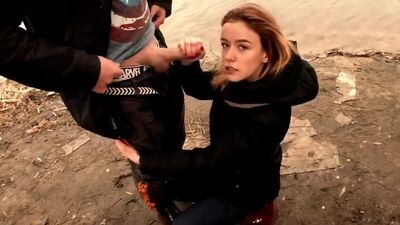 Русская девушка отсасывает другу на берегу озера