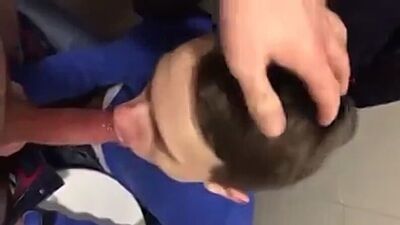 Молодой парень отсасывает мужику