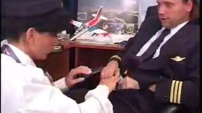 Стюардесса с пилотом.