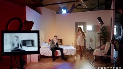 Очень высокая милфа на камеру трахает парня