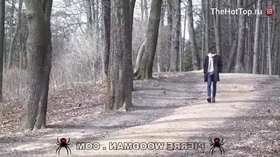 Красотка с негром в изб