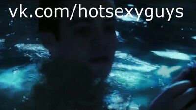 Роберт Паттинсон целуется с парнем в фильме Мелкие Останки