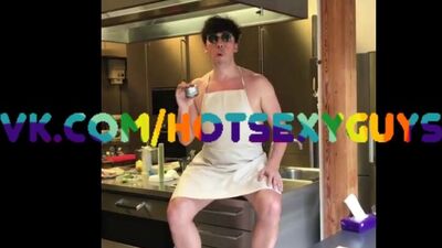 Обнажённый Максим Галкин !