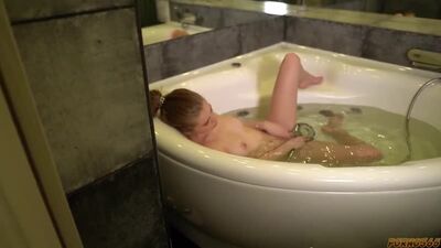 Снимал как телка мастурбирует и трахнул ее .Русское домашний секс в ванне