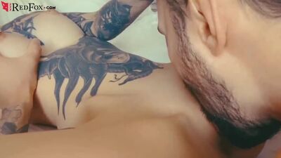 Девушка сама снимает как сосет и трахается