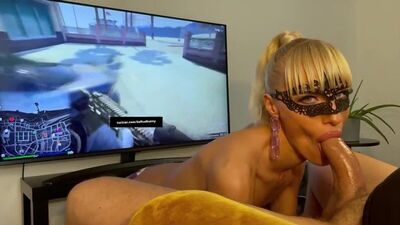 Блондинка шикарно сосет член