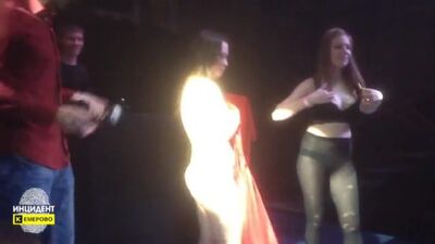 Повернись напоследок к пацанам в кемеровском клубе девушка разделась ради шампанского