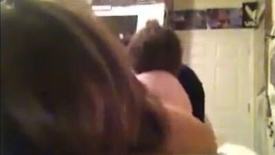 Малолетке лижет попу