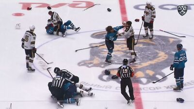 Драка 3х3 на стартовом вбрасывании «Сочи» – «Авангард»