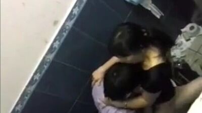 Казахская сучка трахается в туалете со своим знакомым - любительское видео секс домашнее вписка пьяная бухая молодая малолетку