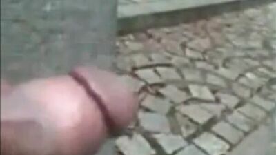 Дрочит в публичных местах