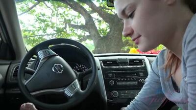 Подрочила мужику в машине.