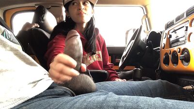 Лесбиянка дрочит другу в машине, эпизод 2