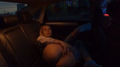 Играет с моей киской на заднем сиденье машины