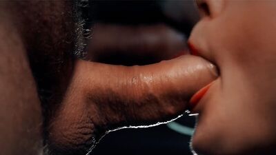 Страстная незнакомка жадно и слюняво сосет сперму