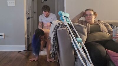 Пробираться по дому с другом, пока жена не может выйти на прогулку