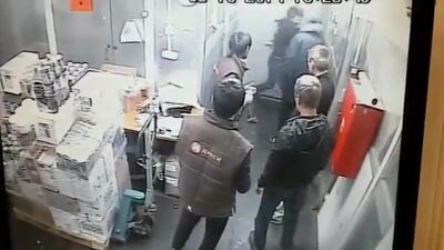 Драка боксер уработал троих