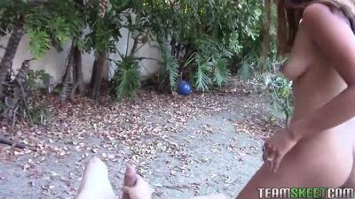 Голая негритянка на улице сосала член пикаперу и позировала