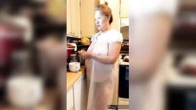 Зрелая женщина в прозрачной ночной бабушке, натуральные сиськи