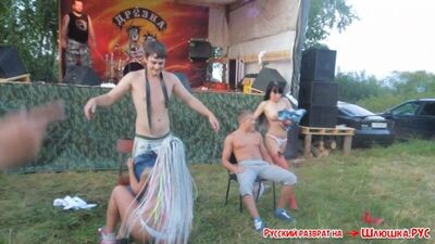 Русские мамки обслужили парней прямо возле рок сцены! (порнуха убойная,противное порево видио,порно видео со звездами,под юбкой