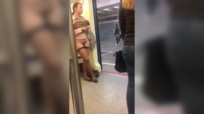 Голая баба в московском метро.mp4