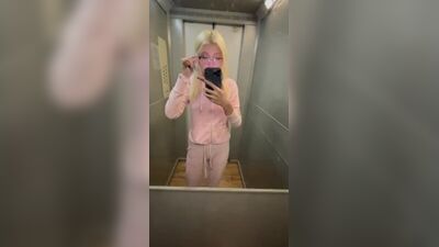 Юля Финесс с ножом