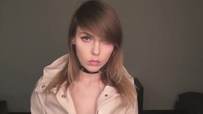 Сучка Алина Рин сексуально раздевается / Твои Блогерши