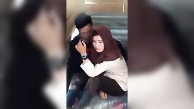 Indonesian-ngintip jilbaber grepe dan ciuman