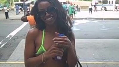 Saniya носит просвечивающийся топ бикини на публике!