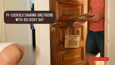 Делюсь подругой с доставщиком